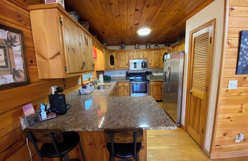 Morganton Cabin | My Mountain Escape, Pet Friendly, Hot Tub, 15 minutes from Blue Ridge