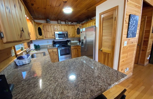 Morganton Cabin | My Mountain Escape, Pet Friendly, Hot Tub, 15 minutes from Blue Ridge