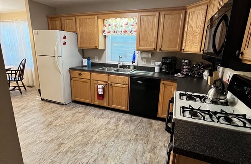 Ashtabula House | N E W Cozy 2 Bedroom Hermitage in Historic Ashtabula Harbor