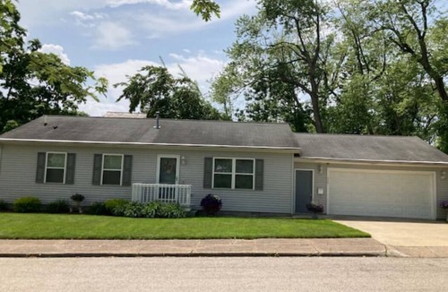 Ashtabula House | N E W Cozy 2 Bedroom Hermitage in Historic Ashtabula Harbor