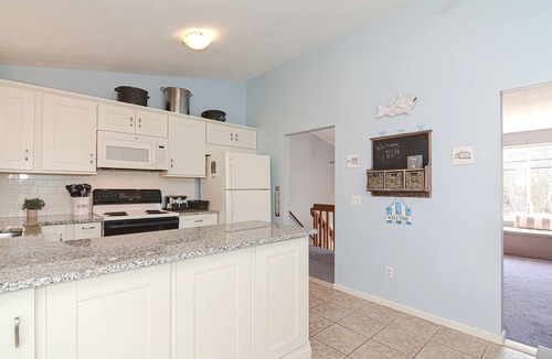 Narragansett Pier House | Narragansett Pier! Easy walk to seawall, food, shopping, playground - more!
