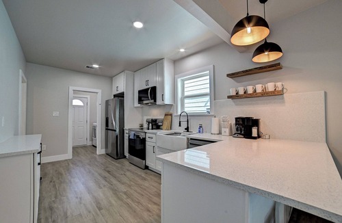 San Jacinto House | Nautical Nest - 1 block to the Beach, Newly Renovated