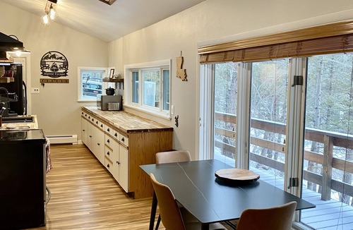 Lyons Cabin | nCozy retreat with a starlit hot tub, fire pit, fireplace & treehouse near RMNP.