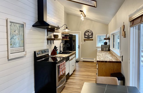 Lyons Cabin | nCozy retreat with a starlit hot tub, fire pit, fireplace & treehouse near RMNP.