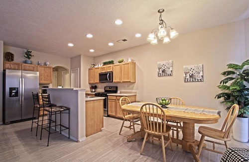 Victory Hills House | Near Airport, University, Stadiums & more. Sleeps 8 by a Premier Partner Host!