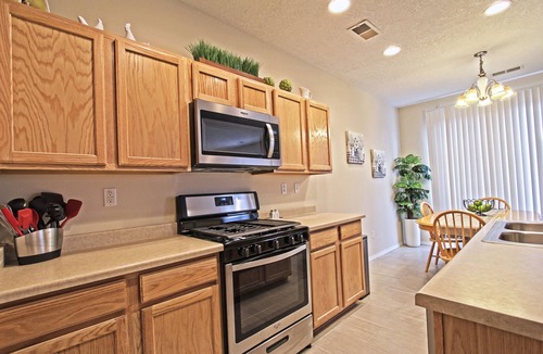 Victory Hills House | Near Airport, University, Stadiums & more. Sleeps 8 by a Premier Partner Host!