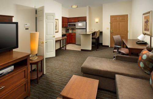 Linthicum Heights Condo | Near BWI Airport! Free Breakfast + Pool + Gym