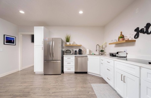 Apple Valley House | Near Zion - Mountain views + Trails - Great for large groupsnEquine friendly