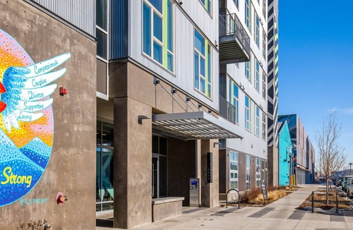 River North Art District Apartment | Neat RiNo Studio w/ Gym, Roof Deck, in Brewery District, by Blueground