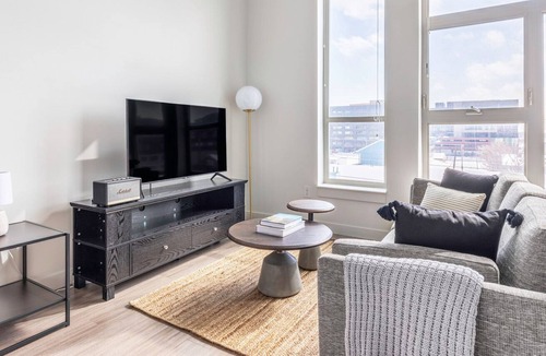 River North Art District Apartment | Neat RiNo Studio w/ Gym, Roof Deck, in Brewery District, by Blueground