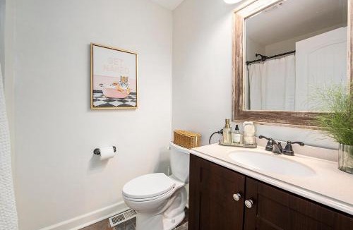 Sister Lakes House | New Beach front 5bd in Sister Lakes with Hot tub
