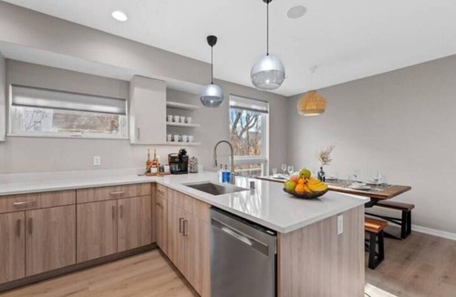 Lower East Side Apartment | New built w/free parking off Brady St. Fiserv Forum, Summer Fest and Lakefront!