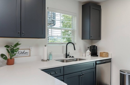 Powell House | New, charming 3-bedroom townhome with WiFi and all amenities!