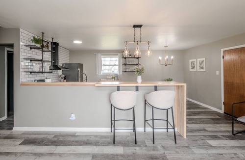 Westfield House | NEW! Cozy Ranch/Sleeps 8/5 Mins to Grand Pk/Just Mins to Downtown Westfield!