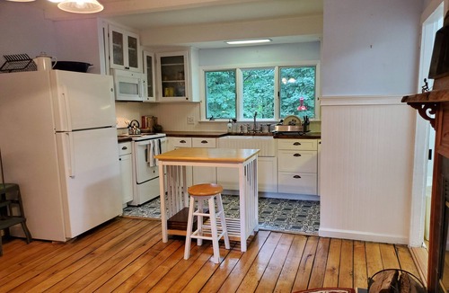 Union Dale House | New Elk Mtn Listing: Cozy family ski house - 2 min from Elk!