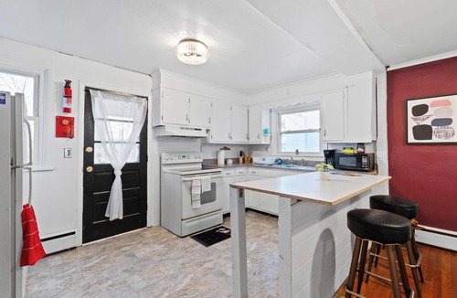 Scranton House | NEW! " Fall Season " open space concept & cozy 2 bed ranch - min from downtown