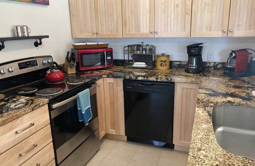 Fruita House | New King Bed - 2 Blocks From Downtown - best backyard in Fruita!
