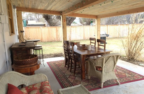 Fruita House | New King Bed - 2 Blocks From Downtown - best backyard in Fruita!