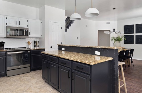 Flower Mound House | NEW King Bed Citrus Serene on Flower Mound