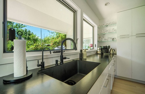 Palo Park House | NEW LISTING 4 private suites+bonus 5th bedroom! Hot Tub on 3/4 acre. Family+Pets