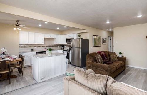 Reedsport House | *New Listing* Adorable in town cottage, pet friendly, close to dunes, beach, river and restaurants