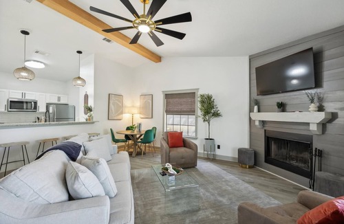Graford House | New listing! *Sunshine Retreat: lakeview, fire pit, community pool