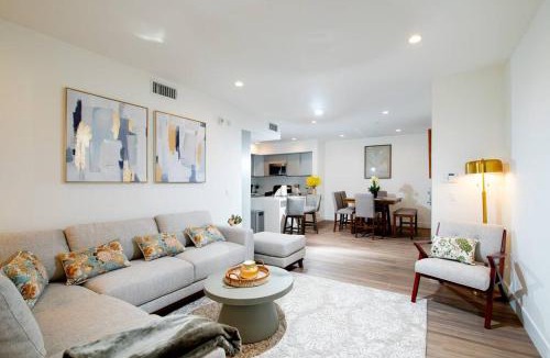 Larchmont Apartment | New Modern 3BR 3BA Apt in Central Los Angeles with Rooftop & Parking