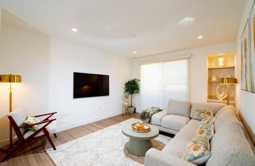 Larchmont Apartment | New Modern 3BR 3BA Apt in Central Los Angeles with Rooftop & Parking
