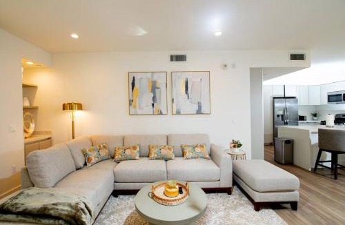 Larchmont Apartment | New Modern 3BR 3BA Apt in Central Los Angeles with Rooftop & Parking