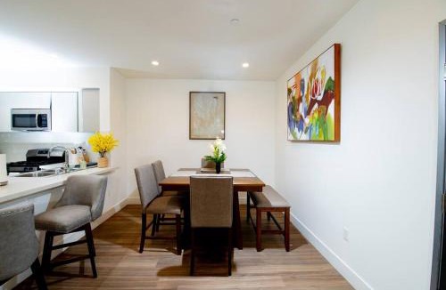 Larchmont Apartment | New Modern 3BR 3BA Apt in Central Los Angeles with Rooftop & Parking