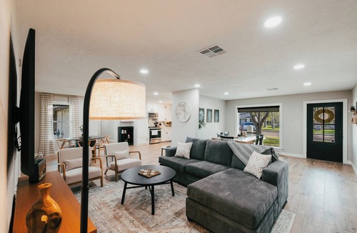 Bryan House | NEW Modern 5BR - Mins drive to Texas A&M