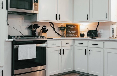 Bryan House | NEW Modern 5BR - Mins drive to Texas A&M