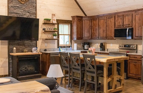 Rising Fawn Cabin | New! Modern Cabin w/Hot Tub, Fire Pit, Private; 2 miles to Cloudland Canyon, Hiking, McLemore Golf