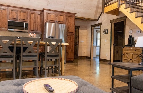 Rising Fawn Cabin | New! Modern Cabin w/Hot Tub, Fire Pit, Private; 2 miles to Cloudland Canyon, Hiking, McLemore Golf