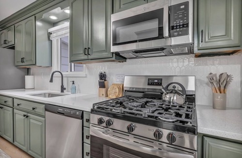 Berea House | NEW! Modern Retreat Near CLE Game Room & Renovated