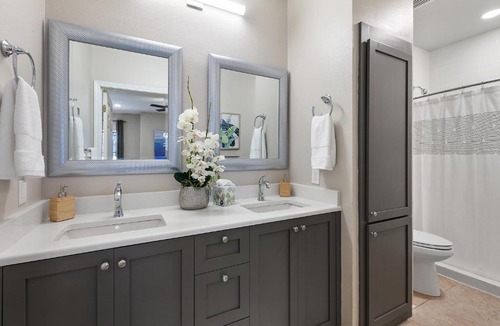 New Braunfels Apartment | NEW! Modern Riverfront Apt 5blks to Schlitterbahn!