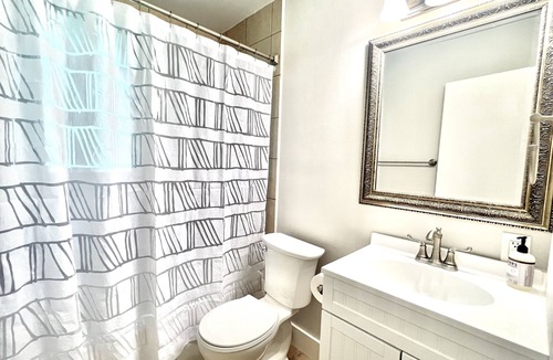 Windsor Park House | New Modern Two Bedroom Home Close to Downtown and UT Campus