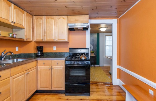 Salem Apartment | *New Omi's 1Br WitchHouse|Dwntown Salem|HocusPocus