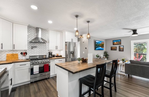Richmond Hill Corridor House | NEW! Private Mountain home in Conifer: Hot tub, game room, pets. Near Red Rocks!