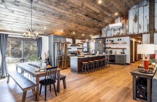 Townsend House | New Rustic Luxe Cabin Billiards Spa Near GSMNP