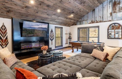 Townsend House | New Rustic Luxe Cabin Billiards Spa Near GSMNP