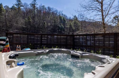 Townsend House | New Rustic Luxe Cabin Billiards Spa Near GSMNP