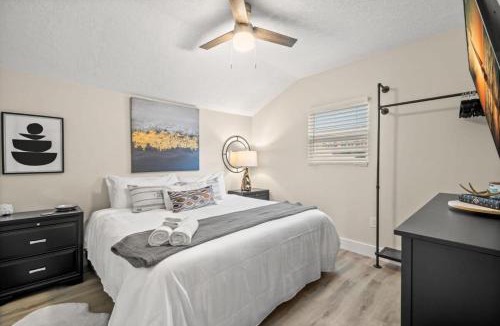 Courier City - Oscawana House | NEW! SoHo Suite, Steps to S Howard Ave