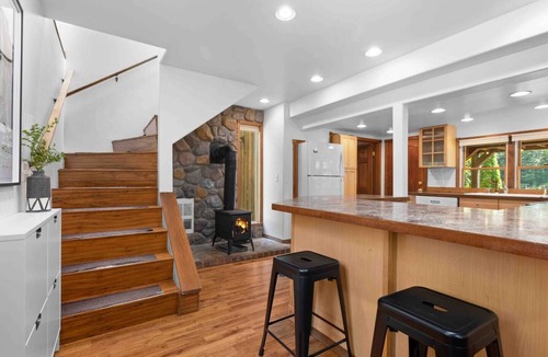Gold Bar Cabin | *NEW* The M house. Hot tub/Firepit/Patio dining