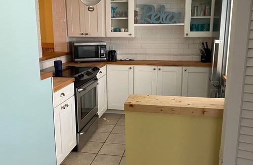 Folly Field House | New Upgrades 3 BR 2.5 Bath A Stones throw from the Beach