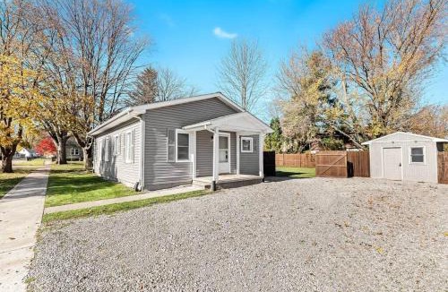 Anchorville Apartment | New! Warm & Cozy 3BR w/Hot Tub, Firepit & BBQ!