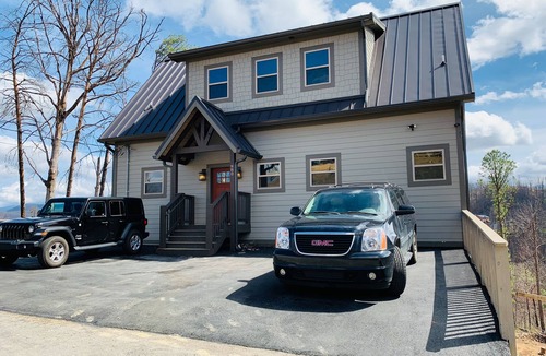 Chalet Village North Cabin | Newer Built Cabin! View of Mount LeConte! Hot tub! Game Room!