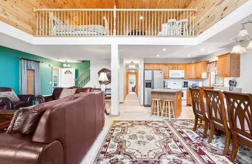 Anchorville House | Newer Cottage on the Lake, ample space for boats