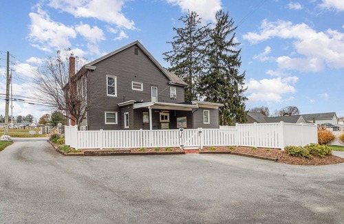 Mount Joy House | Newly Renovated 4-bedroom, 3 Bath, Large Yard, 9 Mins from SpookyNook