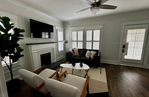 Murfreesboro Apartment | Newly Renovated Cottage including Driveway in Downtown Murfreesboro